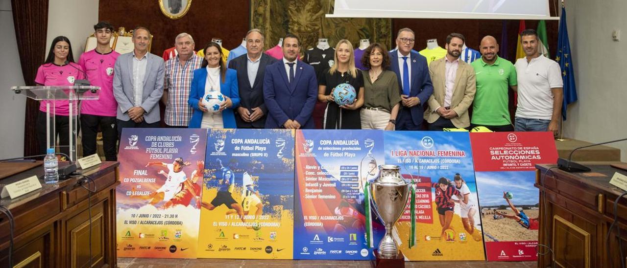 Autoridades y deportistas asistentes a la presentación de la Copa Andalucía de fútbol playa.