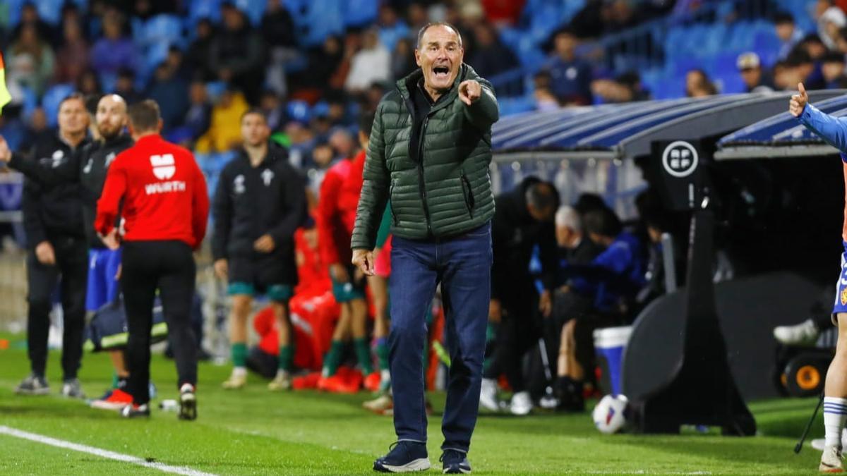 Víctor Fernández da instrucciones durante el partido de este domingo.