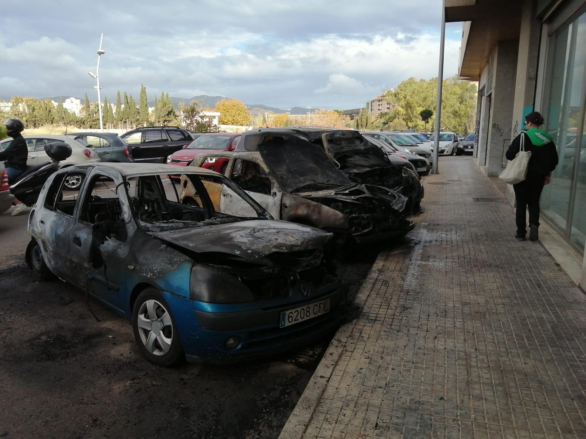 Un incendio destruye tres coches y causa daños en un edificio de Palma