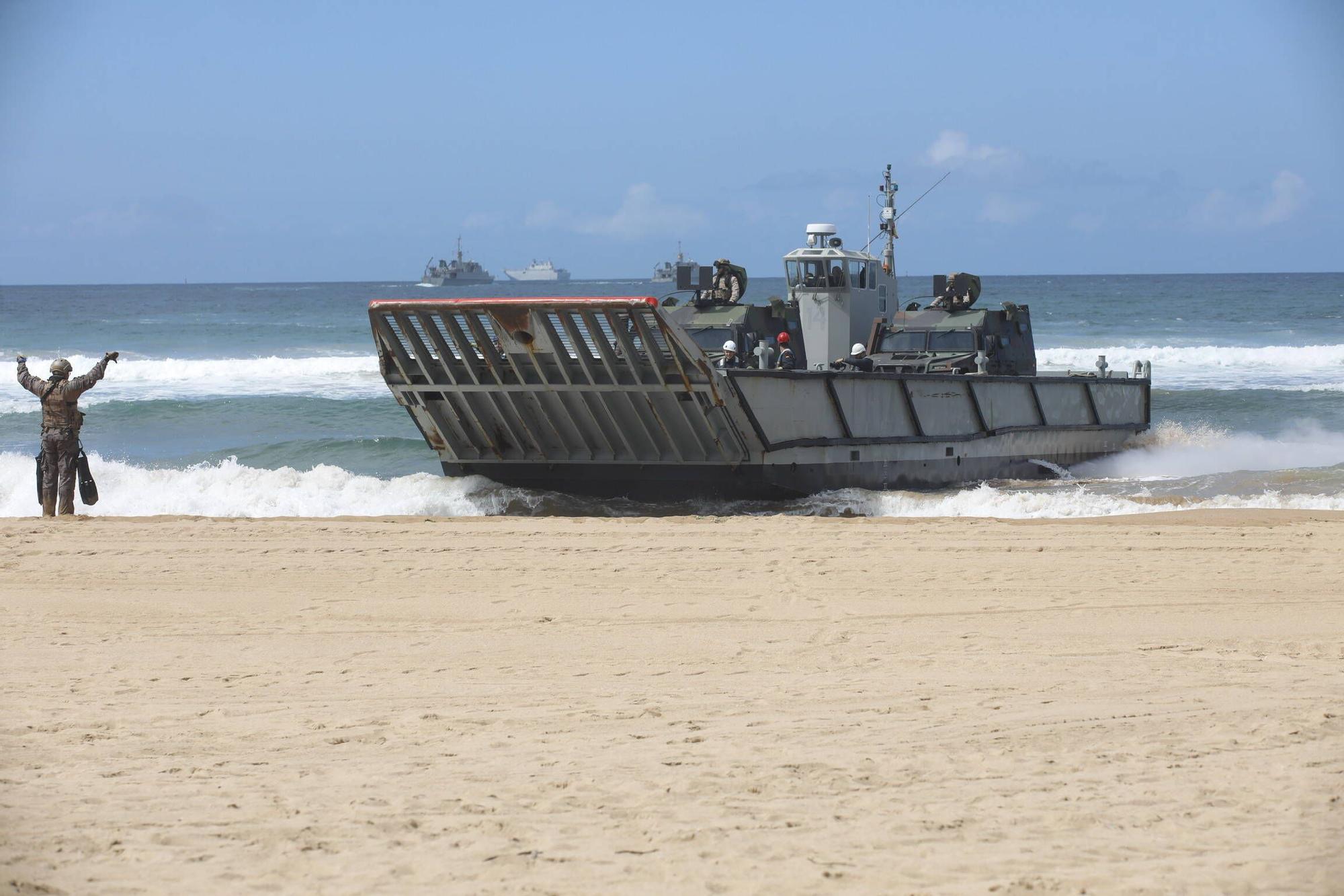 EN IMÁGENES: Así se ensaya el desembarco en la playa de San Lorenzo de Gijón