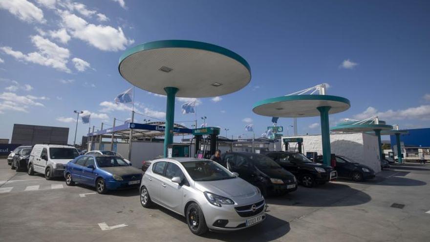 Las bonificaciones en el precio de la gasolina generaron colas durante el pasado viernes.