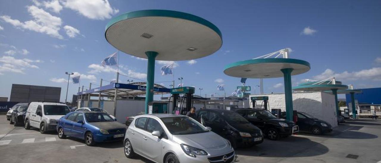 Las bonificaciones en el precio de la gasolina generaron colas durante el pasado viernes.