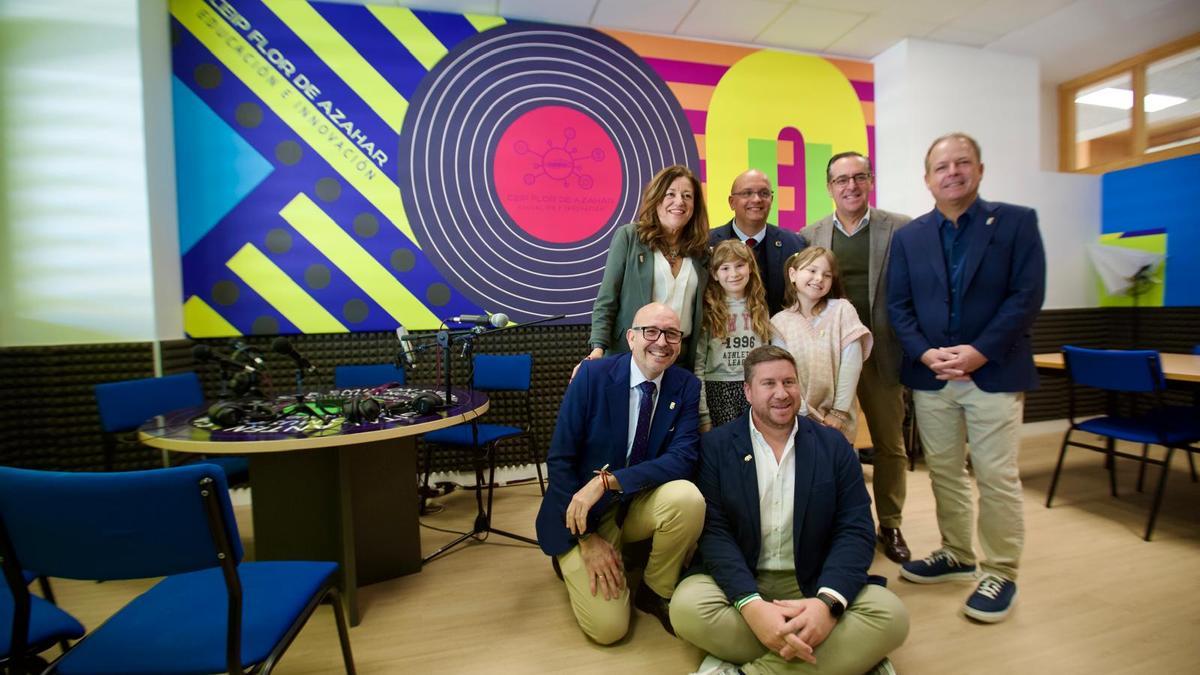 La consejera María del Carmen castillo con el director mundial de Google for Education en el CEIP Flor de Azahar de Cártama.