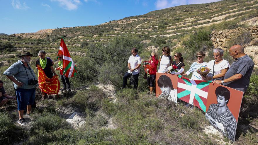 Las hermanas de Lasa y Zabala piden &quot;concordia&quot; ante la fosa de Busot donde fueron asesinados hace 40 años