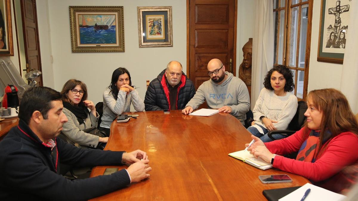 Imagen de archivo de una reunión entre representantes de los trabajadores del Casino La Toja y dirigentes políticos grovense.