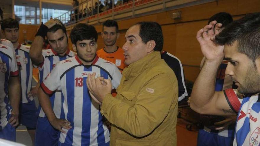 Pablo Aguirregabiria da instrucciones durante un partido.