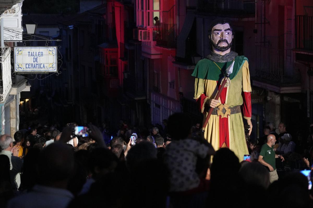 Los gigantes de Capitonis Durii (Zamora) y de Puebla de Sanabria suben la calle de Balborraz.