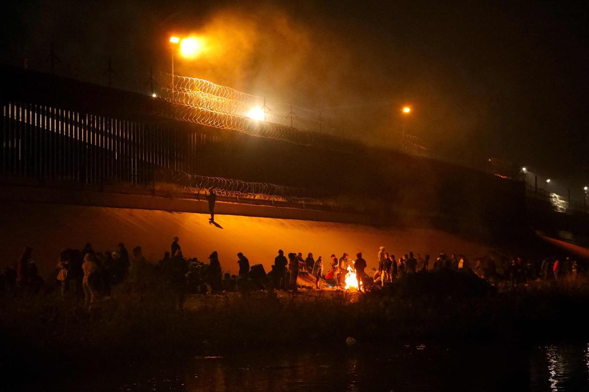 Un aluvión de inmigrantes cruzan Río Grande de Ciudad Juárez (México) a El Paso (Texas) ante un posible cambio en la política migratoria