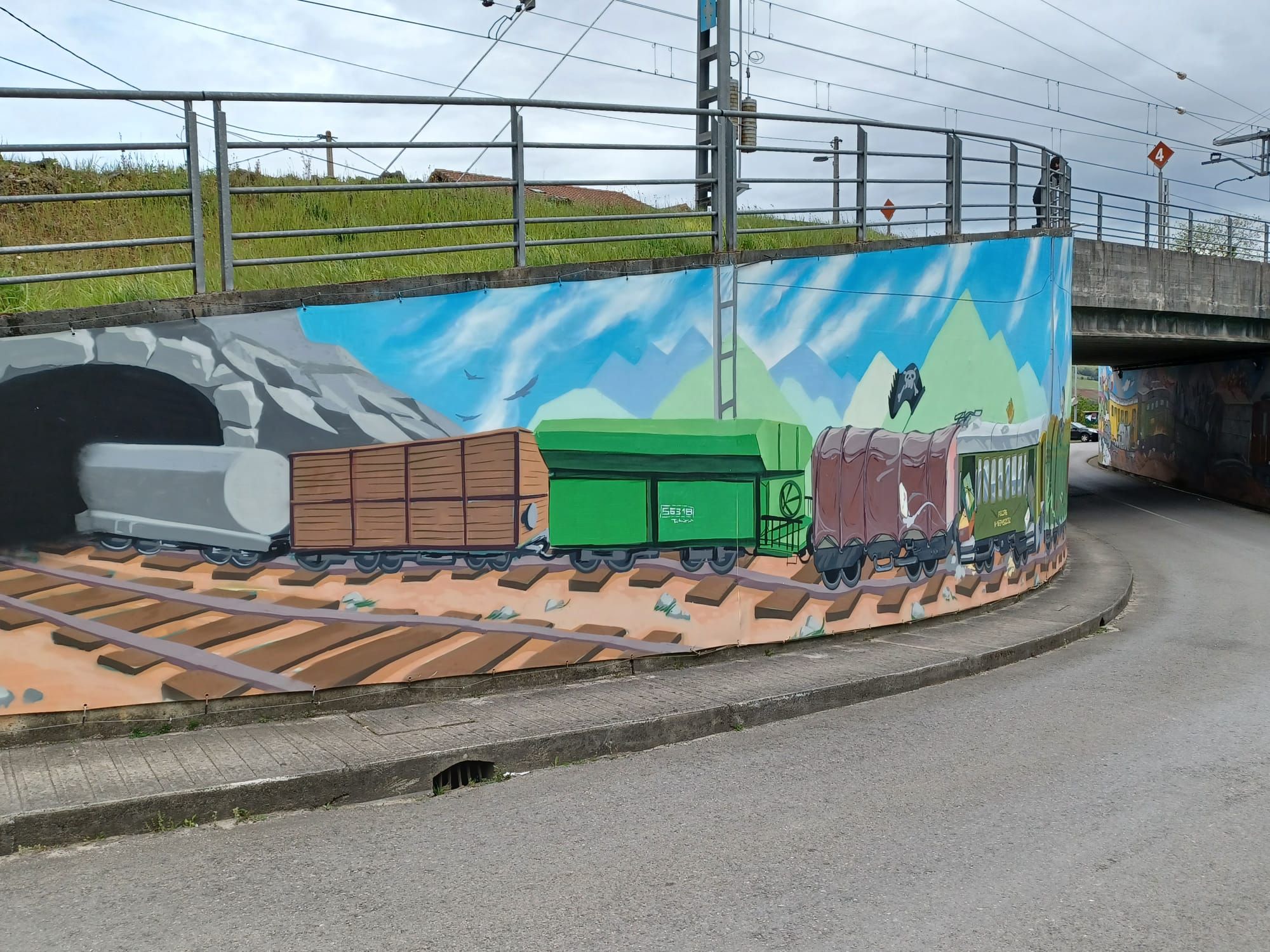 El grafiti más grande de Asturias en lona está en Llanera: así es el mural gigante de la localidad de Villabona
