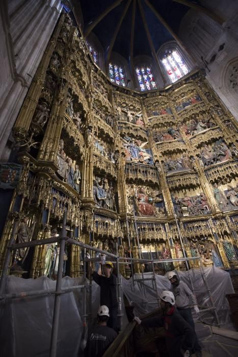 Montaje de los andamios para la limpieza del retablo de la Catedral de Oviedo