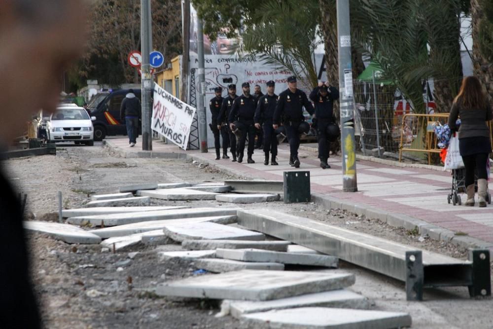 Una nueva zanja en las obras del AVE vuelve a reunir a los vecinos en las vías