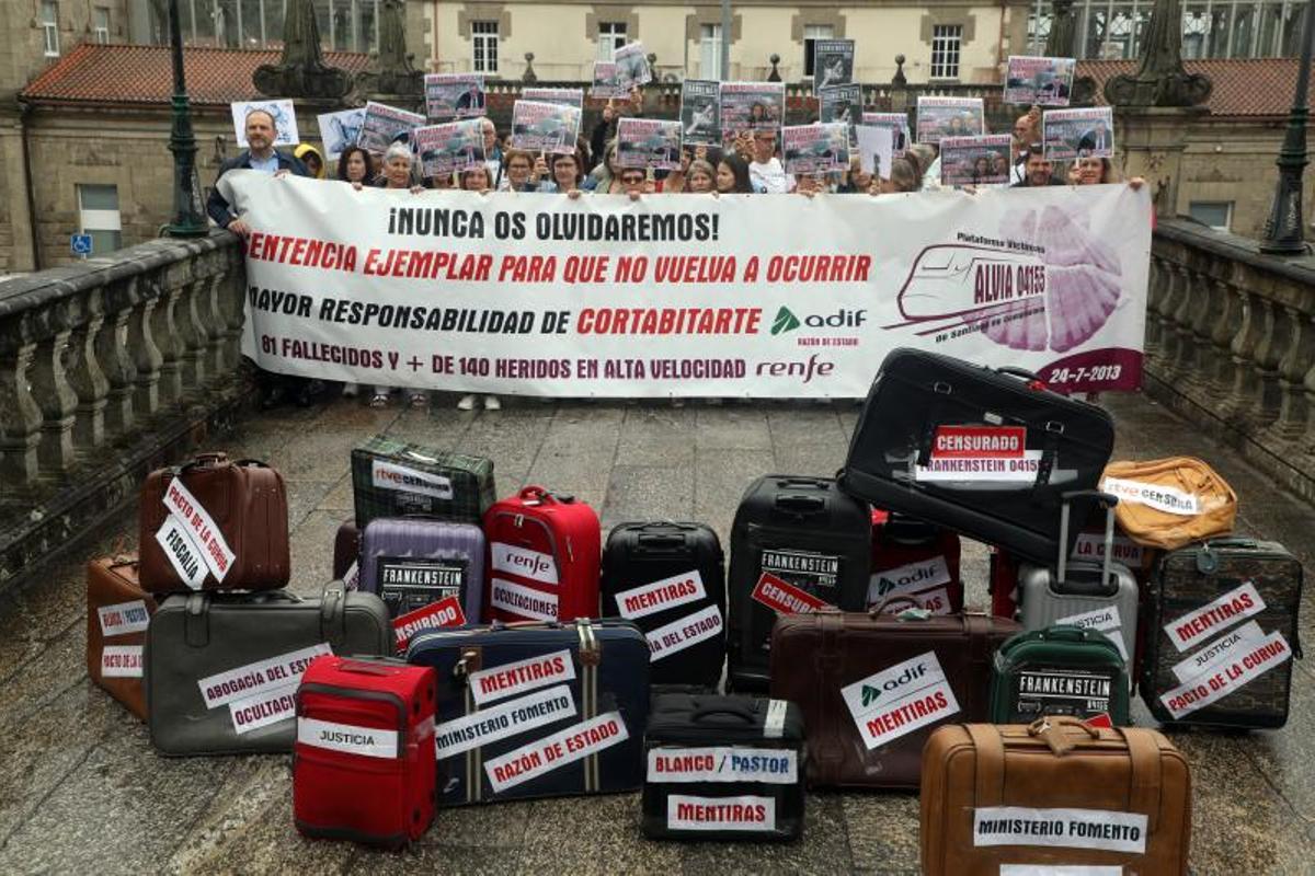 PROTESTA DE LOS FAMILIARES Y VICTIMAS DEL ACCIDENTE DE ANGROIS EN EL DECIMO ANIVERSARIO DEL DESCARRILAMIENTO DEL TREN ALVIA PARA EXIGIR JUSTICIA.