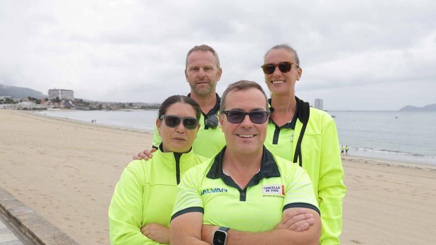 Los profesionales del servicio de salvamento y socorrismo que velan por la seguridad de las playas de Vigo