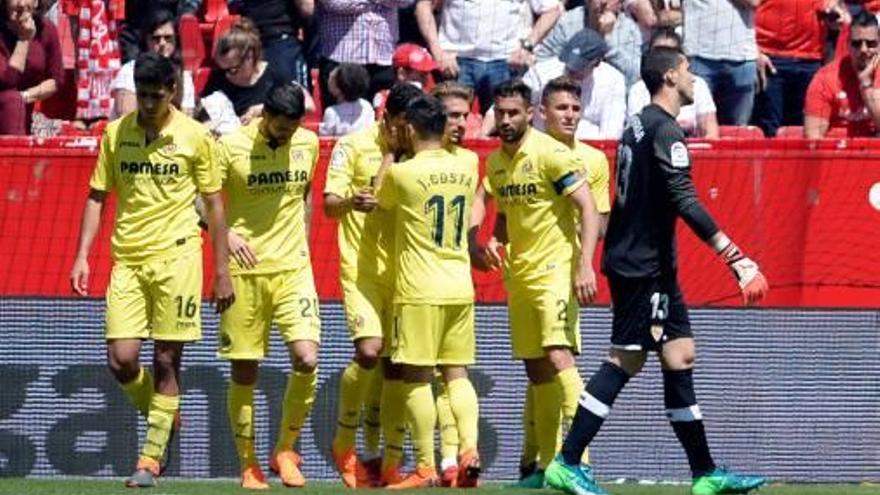 Los jugadores del Villarreal celebran el tanto de Carlos Bacca.