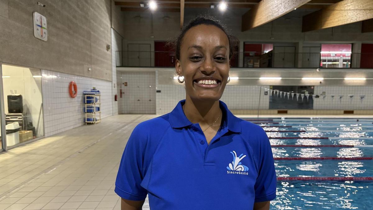 Abeba Julián Sánchez, estudiant de Comunicació Cultural a la UdG i entrenadora de natació artística adaptada.