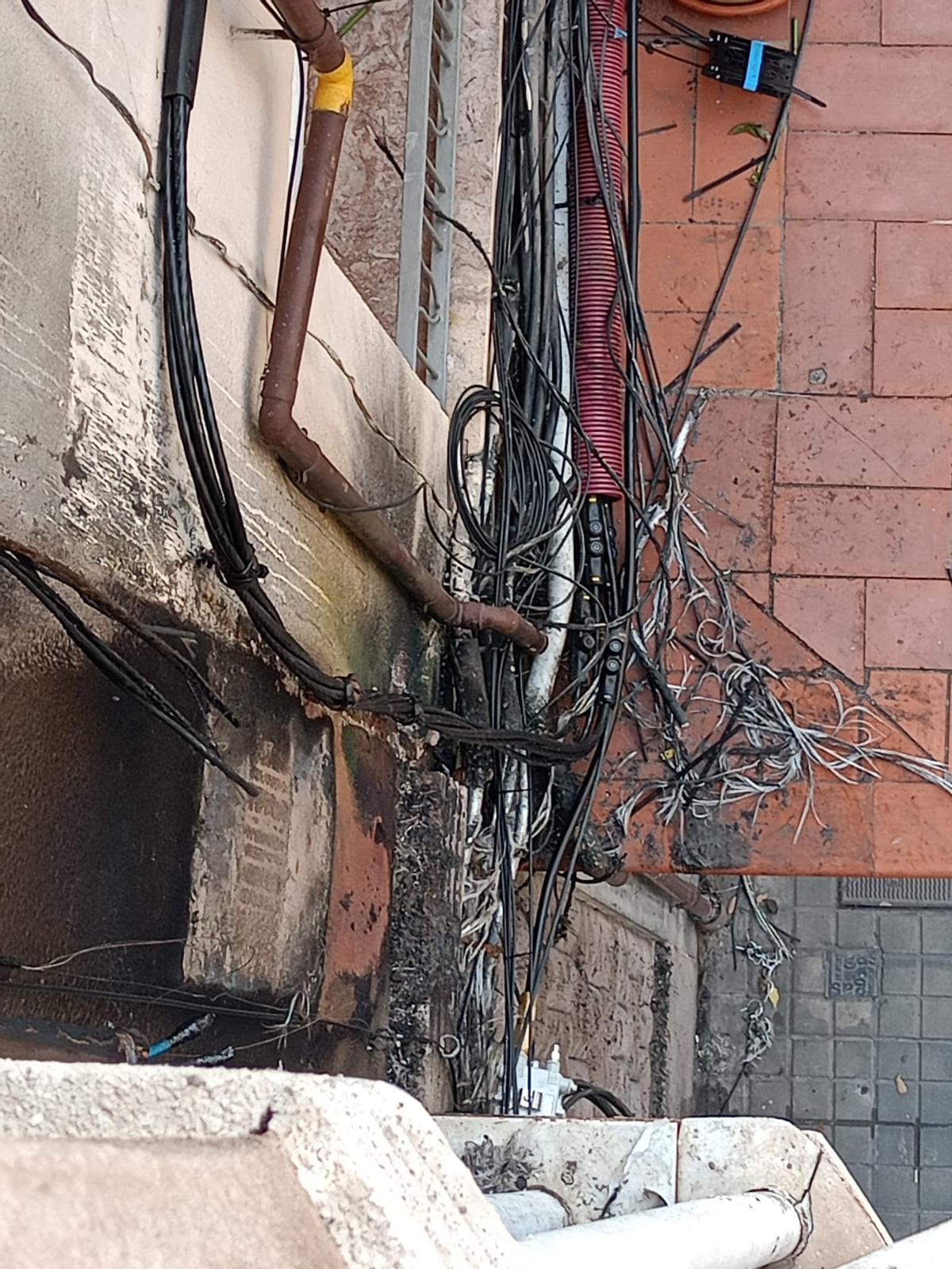 Un incendio deja sin luz a vecinos de Collblanc