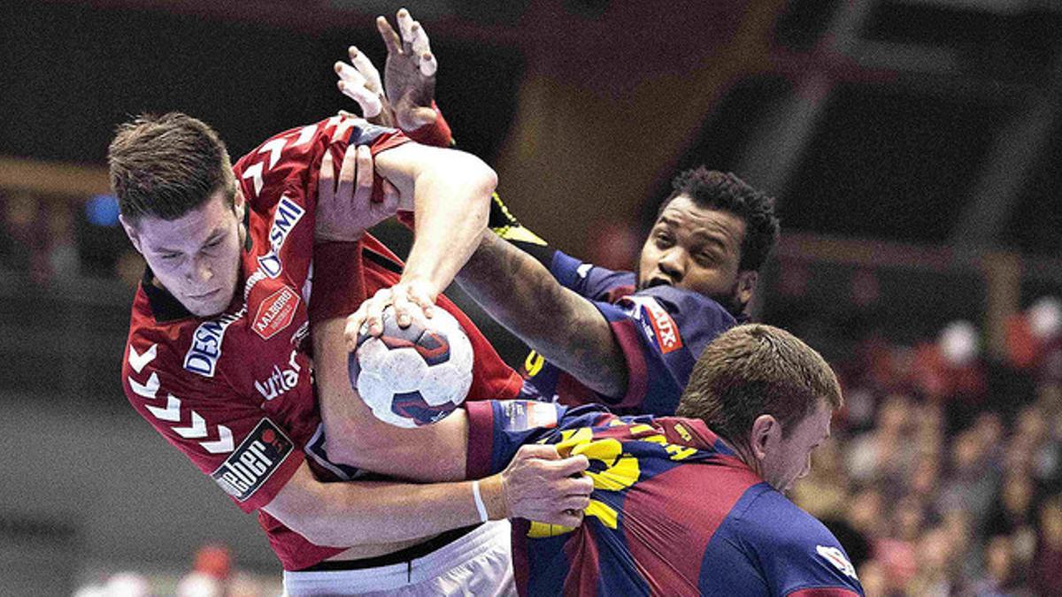 Los azulgranas Sorhaindo y Rutenka defienden a Larsen, en el partido de octavos de la Champions de balonmano entre el Barça y el Aalborg danés