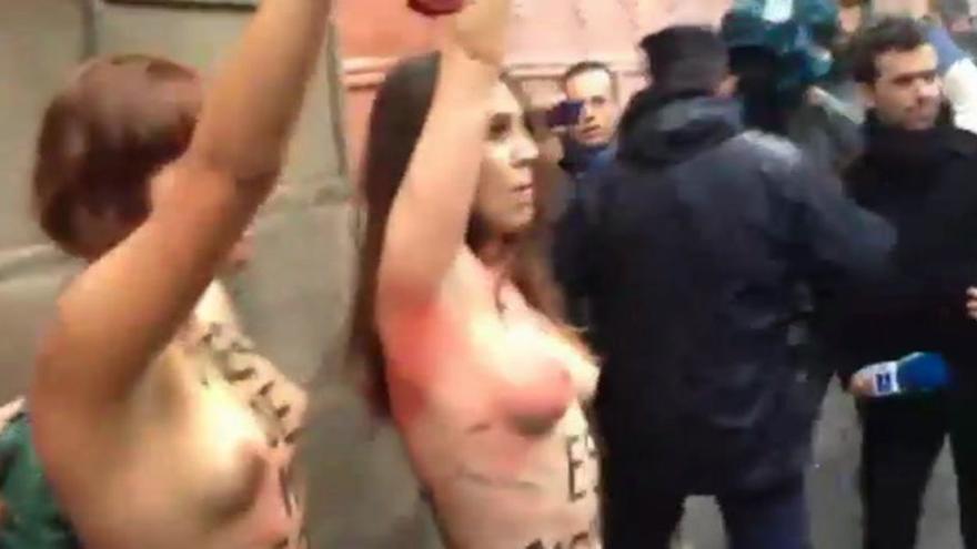 Detenidas cinco activistas de Femen tras irrumpir en una marcha antiaborto en Madrid