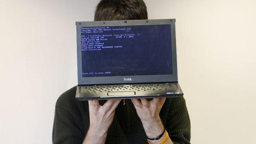 Un joven hacker en una imagen de archivo.