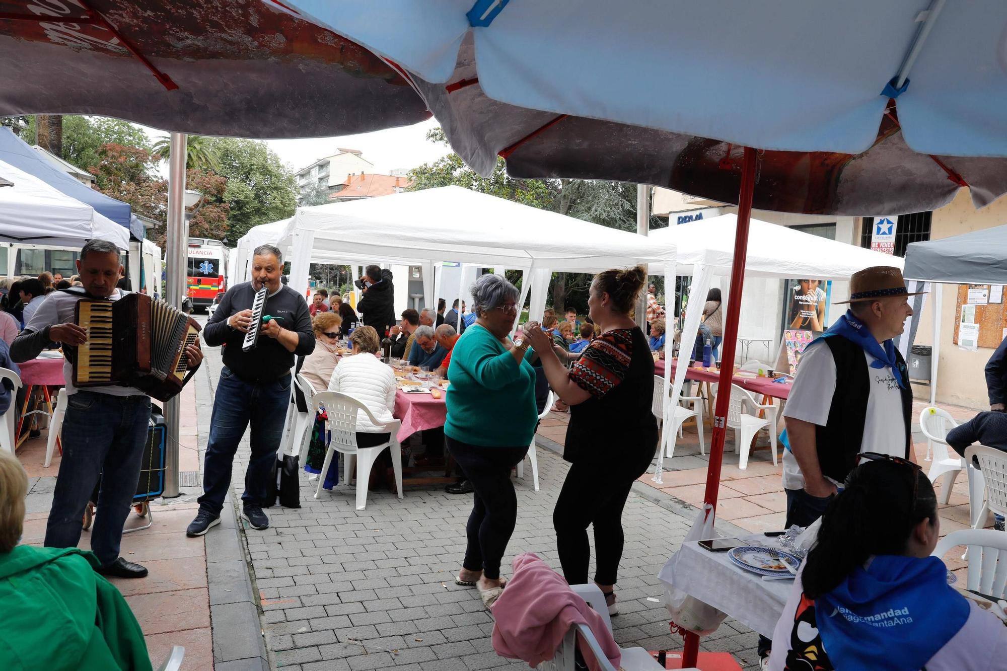 Grado abre boca para Santiago con la comida en la calle