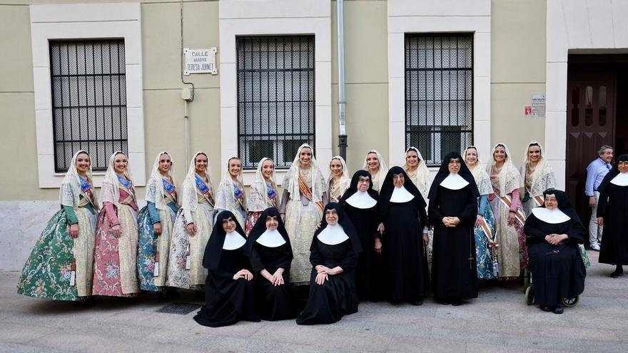 El Cristo de la Fe desfila por el Barri de Sagunt acompañado por Carmen Prades y la corte mayor