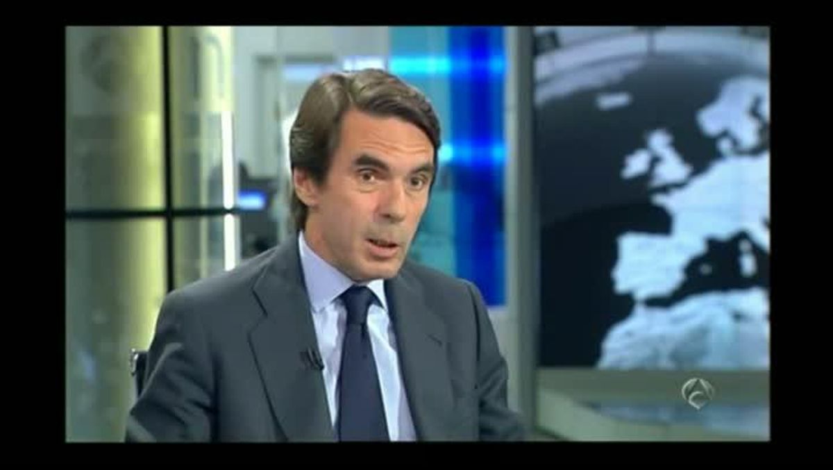 Gloria Lomana acompanya José María Aznar cap al plató.(A3TV).