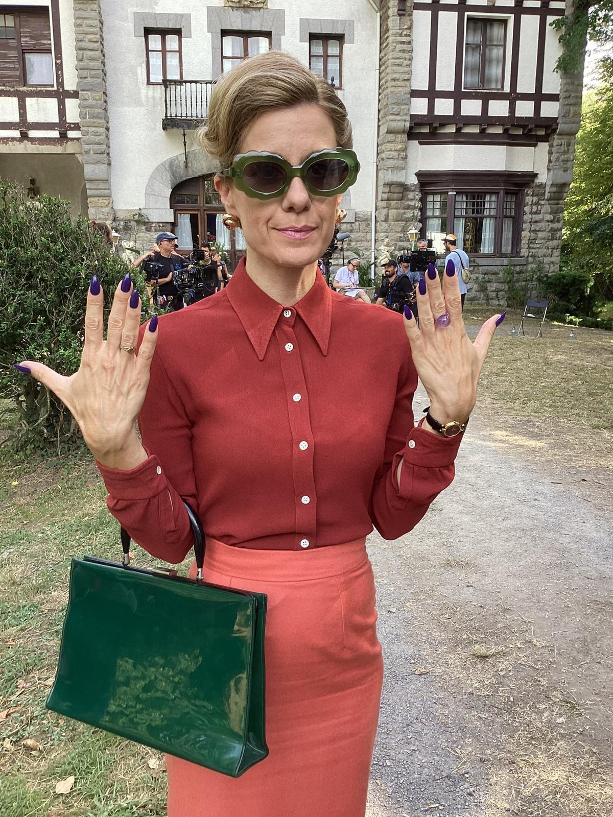 Alexandra Jiménez muestra todos los elementos de vestuario para evitar errores de raccord.