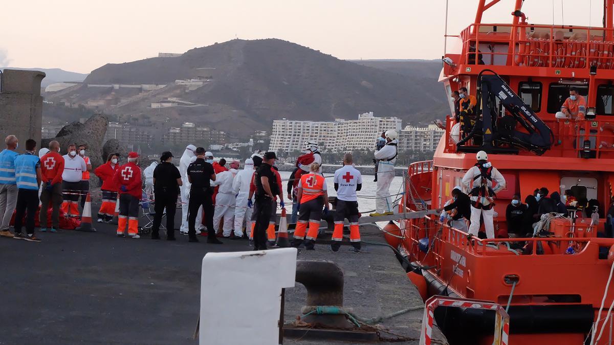 Llegada de inmigrantes al muelle de Arguineguín.