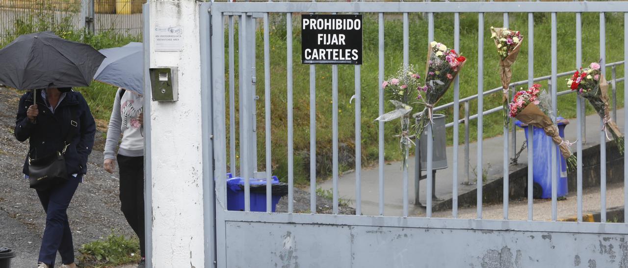 Flores en la puerta del instituto Monte Naranco.