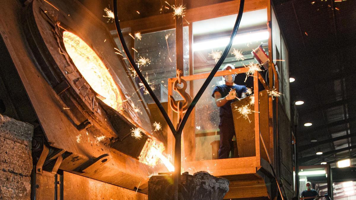El metal es uno de los sectores que se puede ver más afectado por su consumo eléctrico. / JUANI RUZ