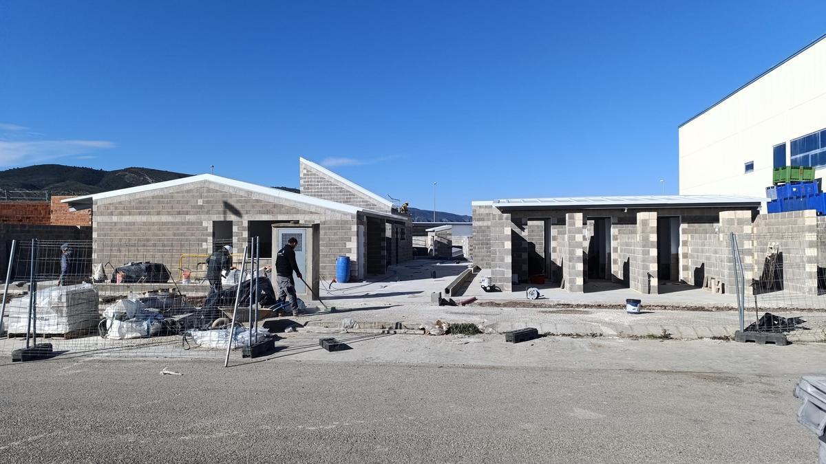 El albergue que se construye junto a la estación de Tavernes, en obras esta semana