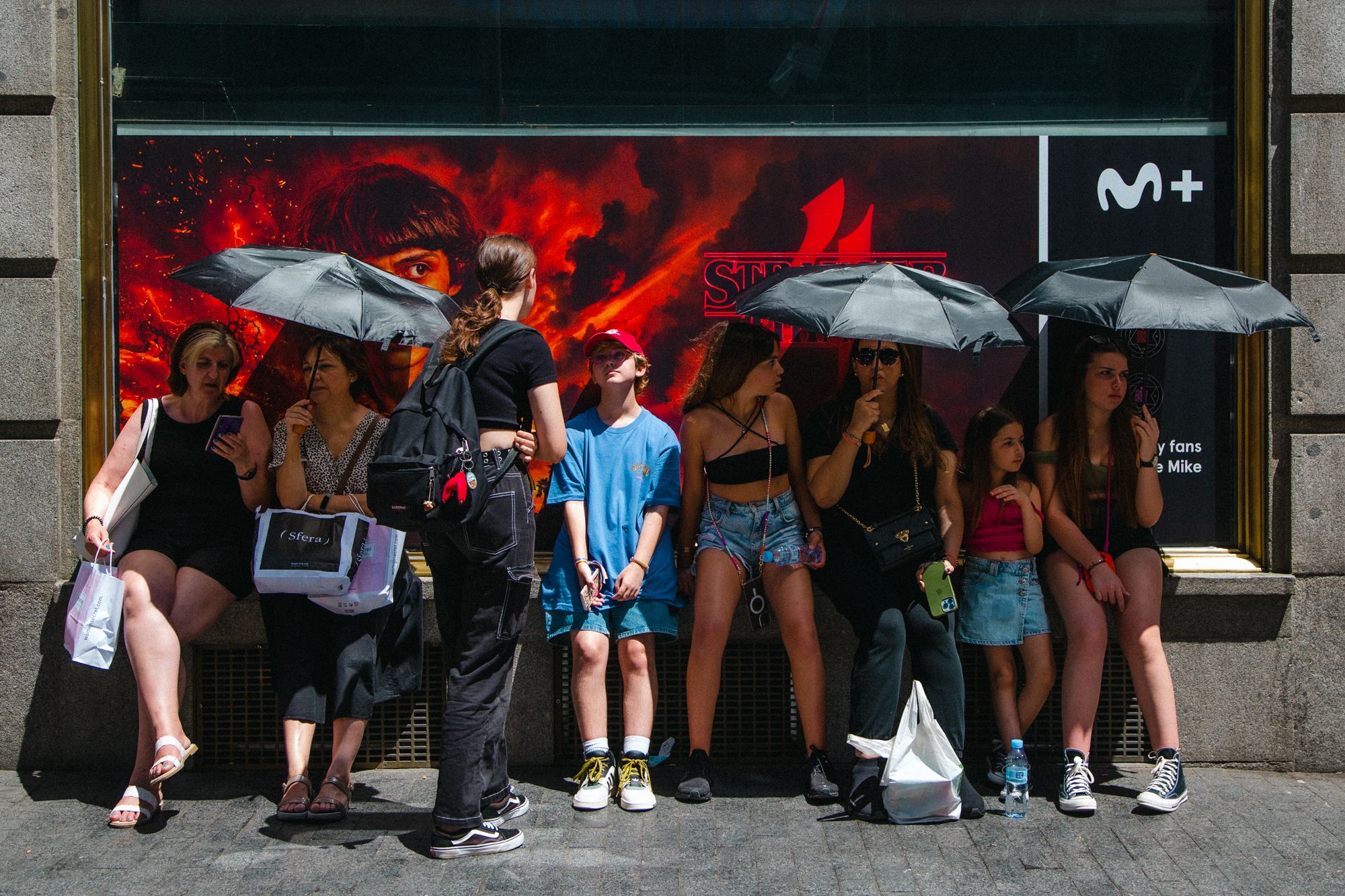 Seguidores de Stranger Things esperan fuera del Edificio Telefónica de Gran Vía para ver la experiencia inmersiva 'The Lab'.