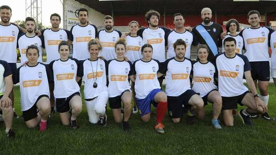 Imagen de las selecciones gallegas en el entrenamiento que realizaron ayer en la capital dezana. // Bernabé/Javier Lalín