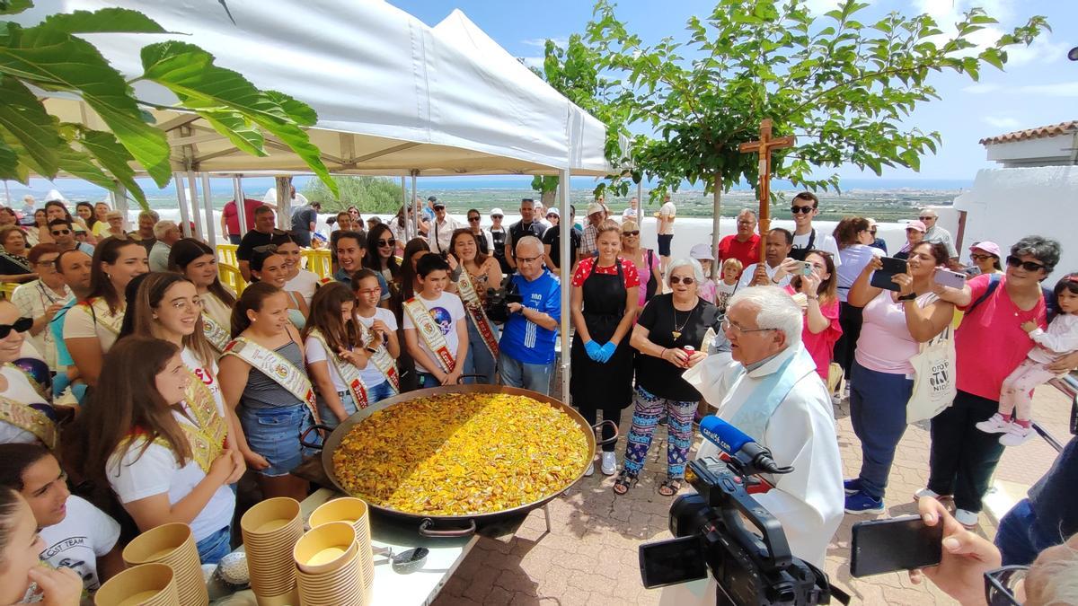 Momento en el que mosén Emili Vinaixa ha bendecido la paella.