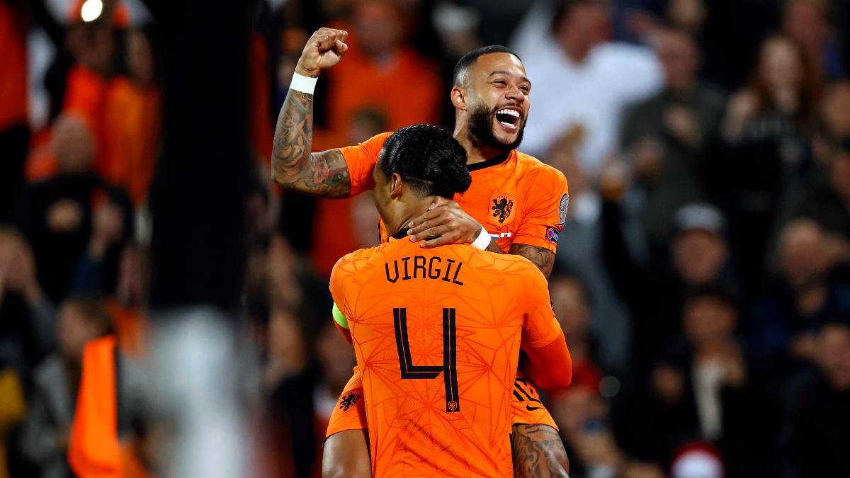 Memphis, celebrando un gol con Van Dijk