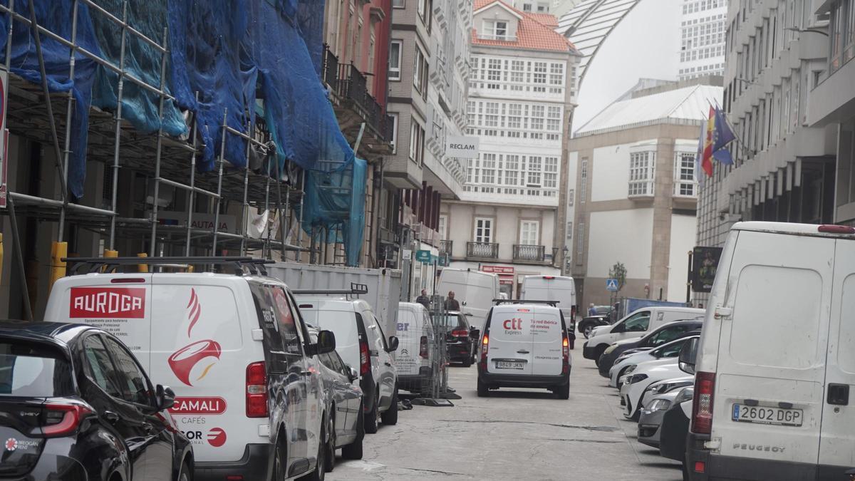 Tráfico en la calle Durán Loriga, en A Coruña.
