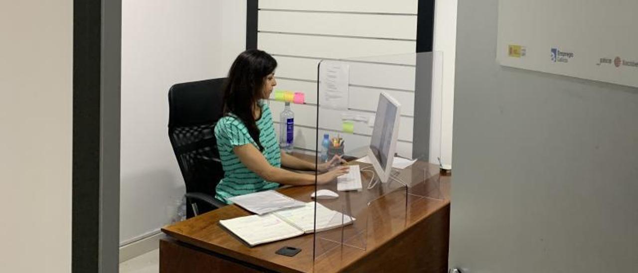 Una de las orientadoras laborales de Amigos de Galicia. | // FDV