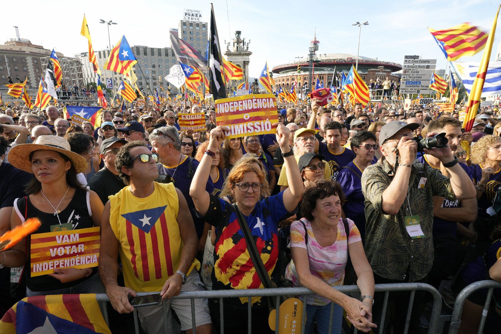 Així ha estat la manifestació convocada per l'ANC per la Diada a Barcelona amb el lema 'Via Fora'