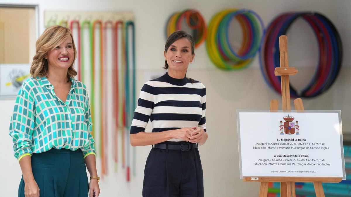 La reina Letizia inaugura el curso 2023-24 en un colegio del concello coruñés de Oroso