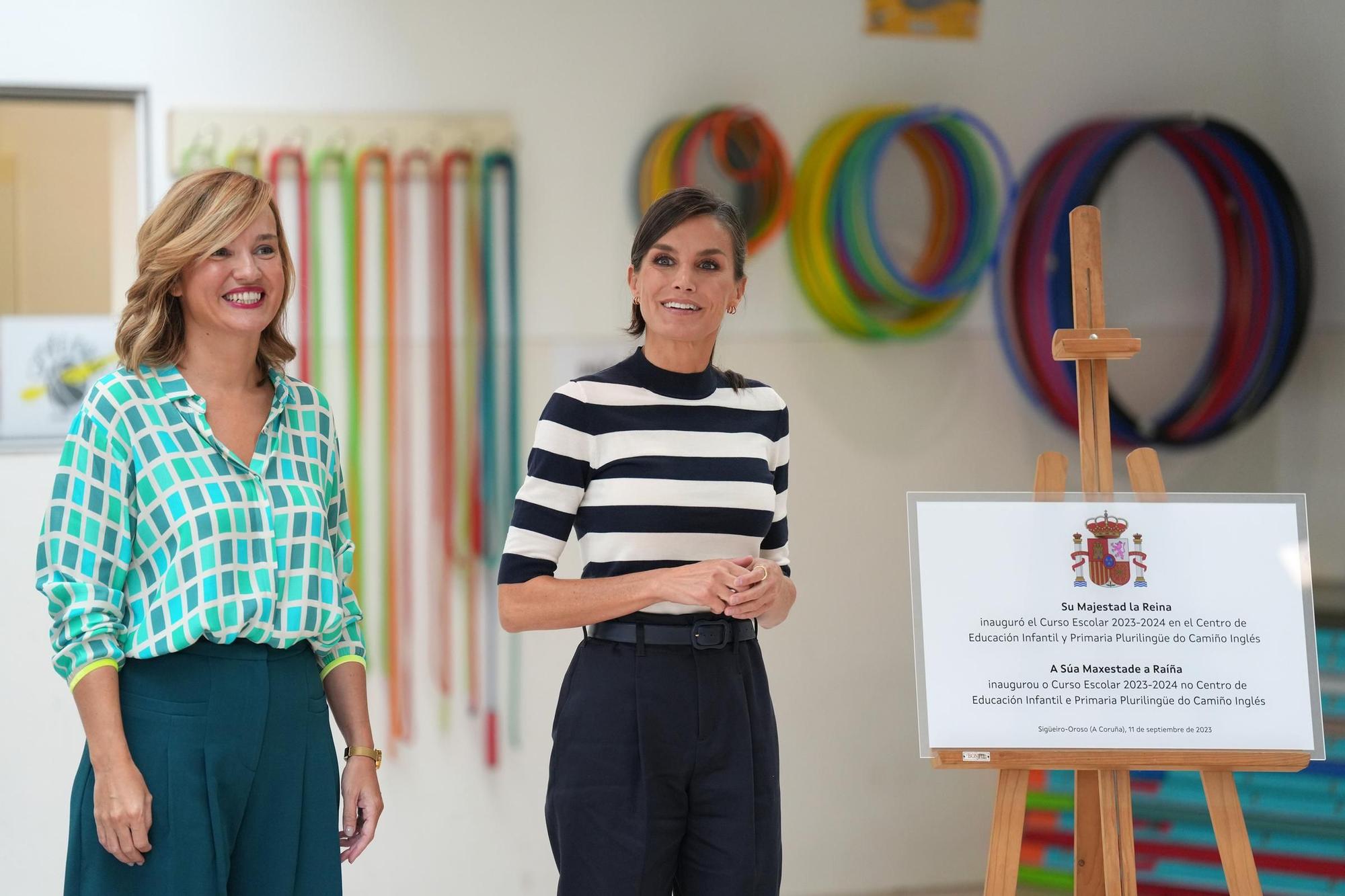 La reina Letizia inaugura el curso 2023-24 en un colegio del concello coruñés de Oroso