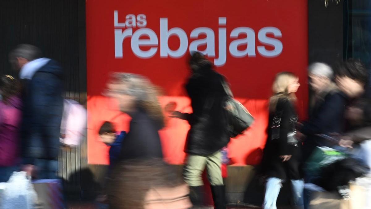 Consumidores de compras en el primer gran día de rebajas de invierno.