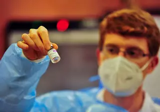 Sanidad limita la vacuna de AstraZeneca a los mayores de 60 tras las dudas de Bruselas