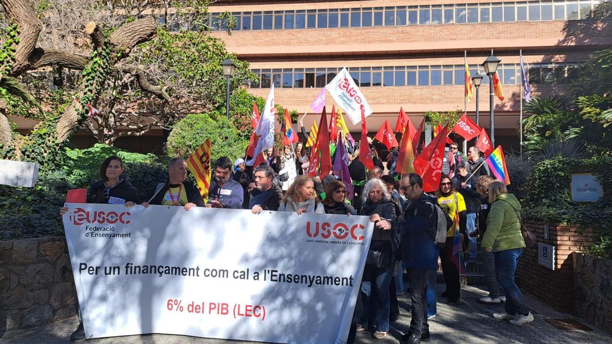 Més d'un centenar de persones, segons dades del sindicat, s'han concentrat aquest matí a les portes del Departament d'Educació.