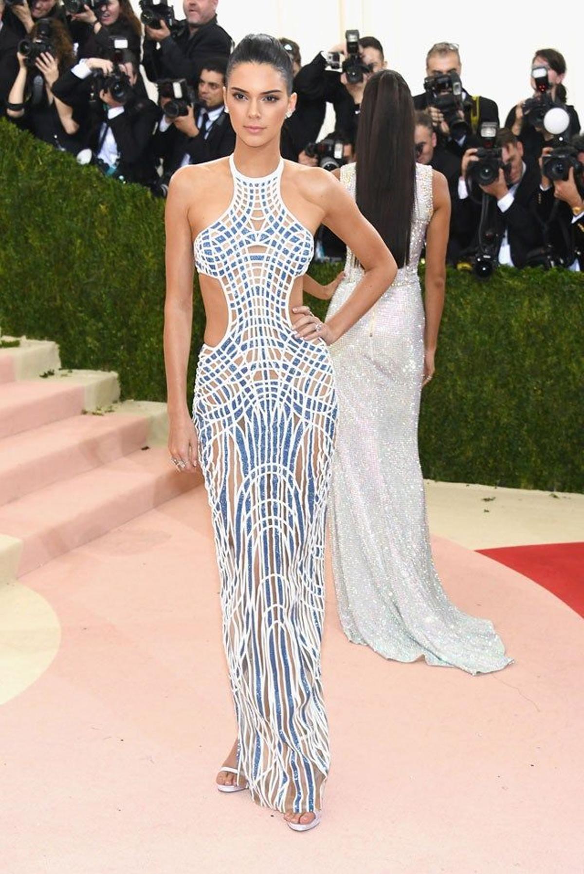 Kendall Jenner, de Versace, en la alfombra roja de la gala Met 2016.