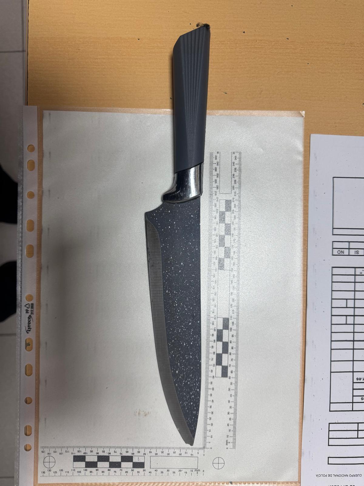 Cuchillo que empuñaba el joven detenido en la estación del Empalme para amenazar a los usuarios de Metrovalencia.