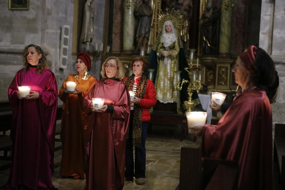 Sibyllen bei der Probe mit Kerzen. Hinten mit der roten Jacke die älteste Sibylle Catalina Bonet.