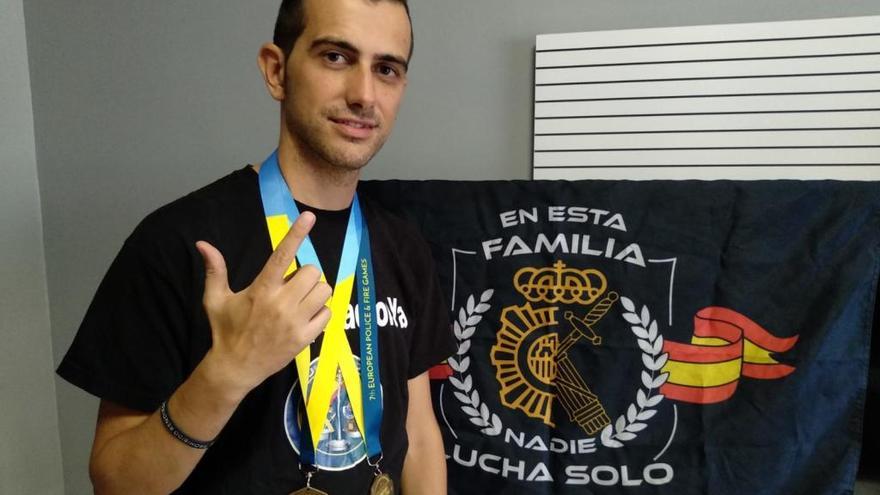 Cristian Martínez con sus dos medallas europeas.