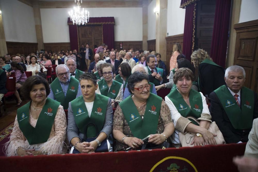 Pilar varela entrega los diplomas de la Universidad para Mayores