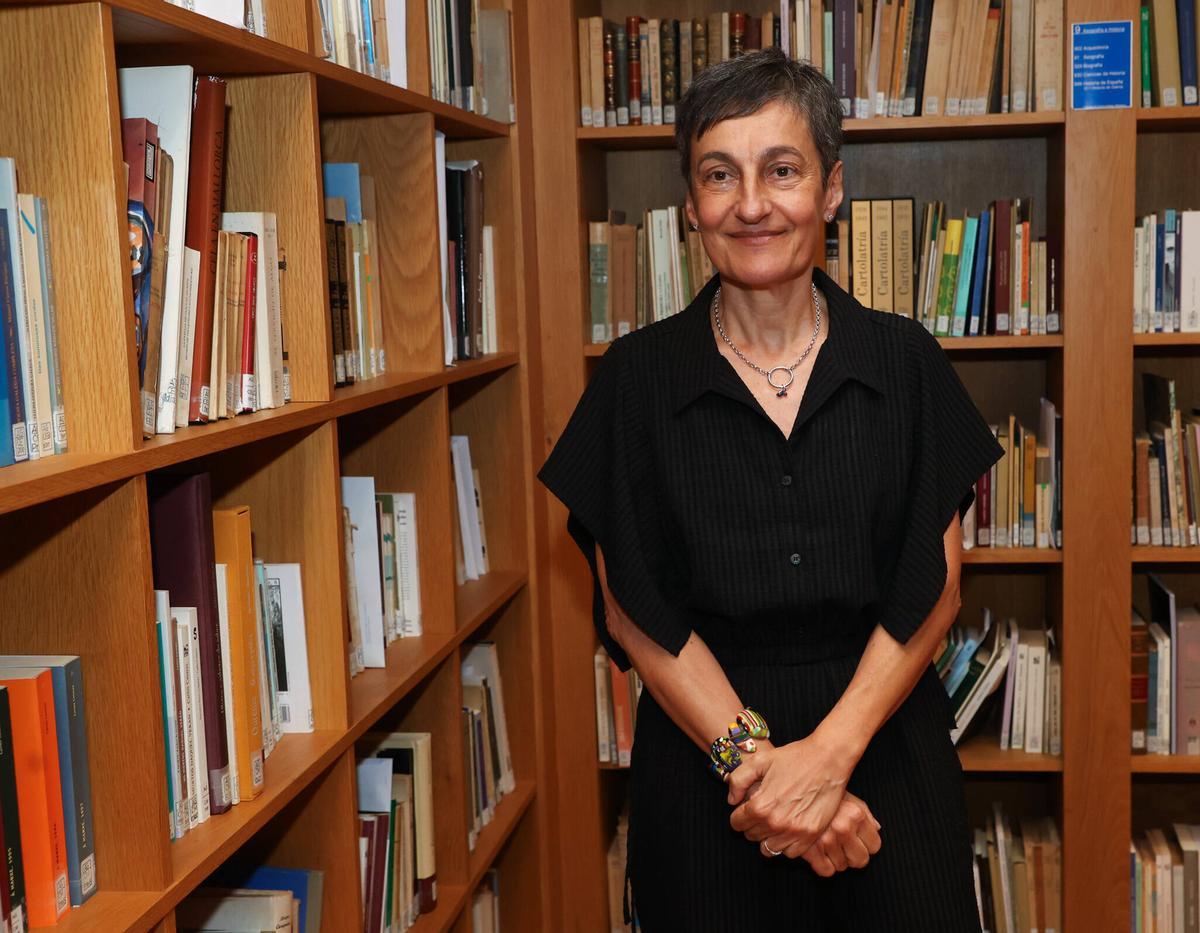 DOLORES VILAVEDRA, NOVA PRESIDENTA DO CONSELLO DA CULTURA GALEGA. FOTO, NUNHA DAS BIBLIOTECAS DA ENTIDADE NA SÚA SEDE NO OBRADOIRO DE SANTIAGO.