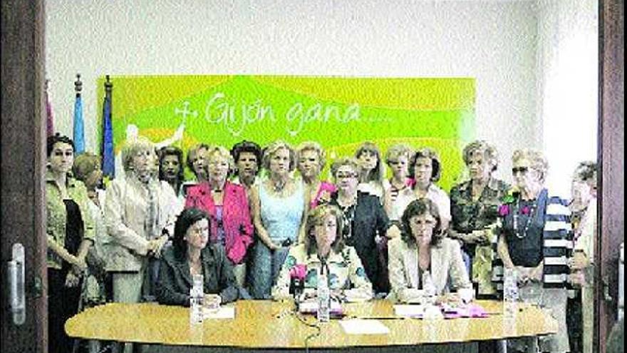 Pilar Fernández Pardo, sentada, en el centro de la mesa, durante la conferencia de prensa que protagonizó ayer.